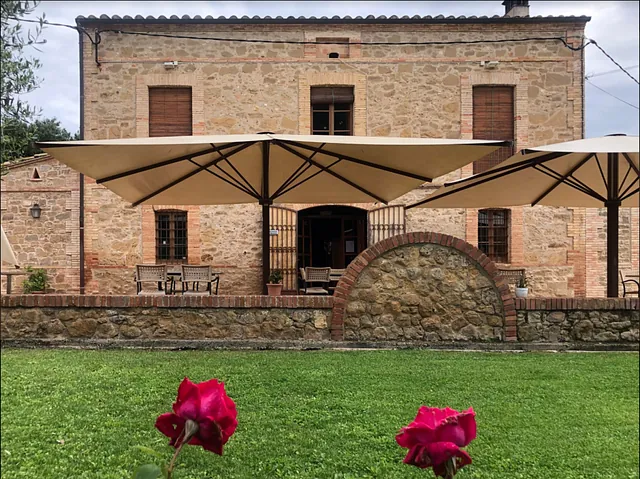 Restaurant La Serra fachada con rosas